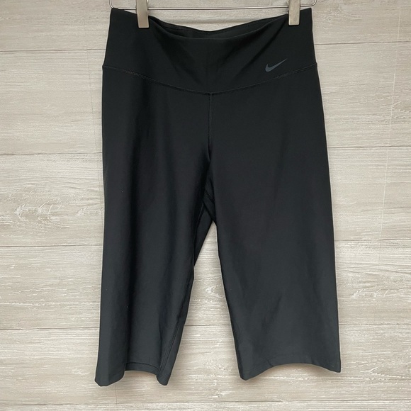 Nike Pants - *❗️NWT❗️| Nike | cropped capris. Size S.